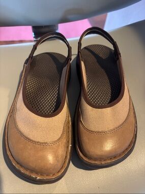 Slingback Sandal Leather/canvas. Great when you can’t wear an open toe sandals